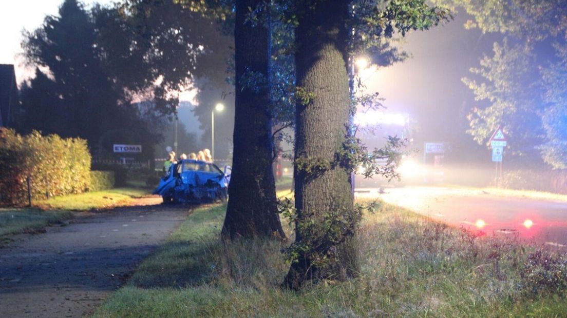 Auto tegen boom