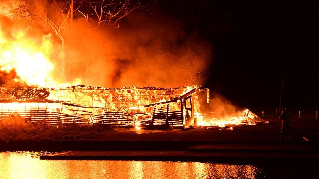 Een brand legde het clubgebouw en boothuis in de as.