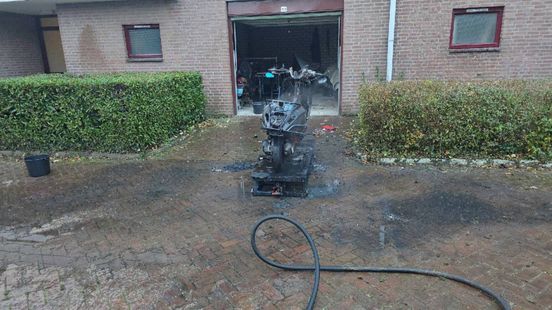 Scooter brandend garagebox uitgeduwd • fietser gewond na botsing. Scooter brandend garagebox uitgeduwd • fietser gewond na botsing.
