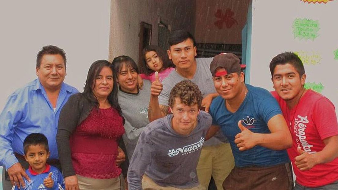 Timon Dubbeling (midden) maakte op zijn reis veel vrienden, zoals hier in Mexico