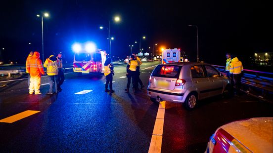 Vrouw die op snelweg liep zwaargewond na aanrijding. Vrouw die op snelweg liep zwaargewond na aanrijding.