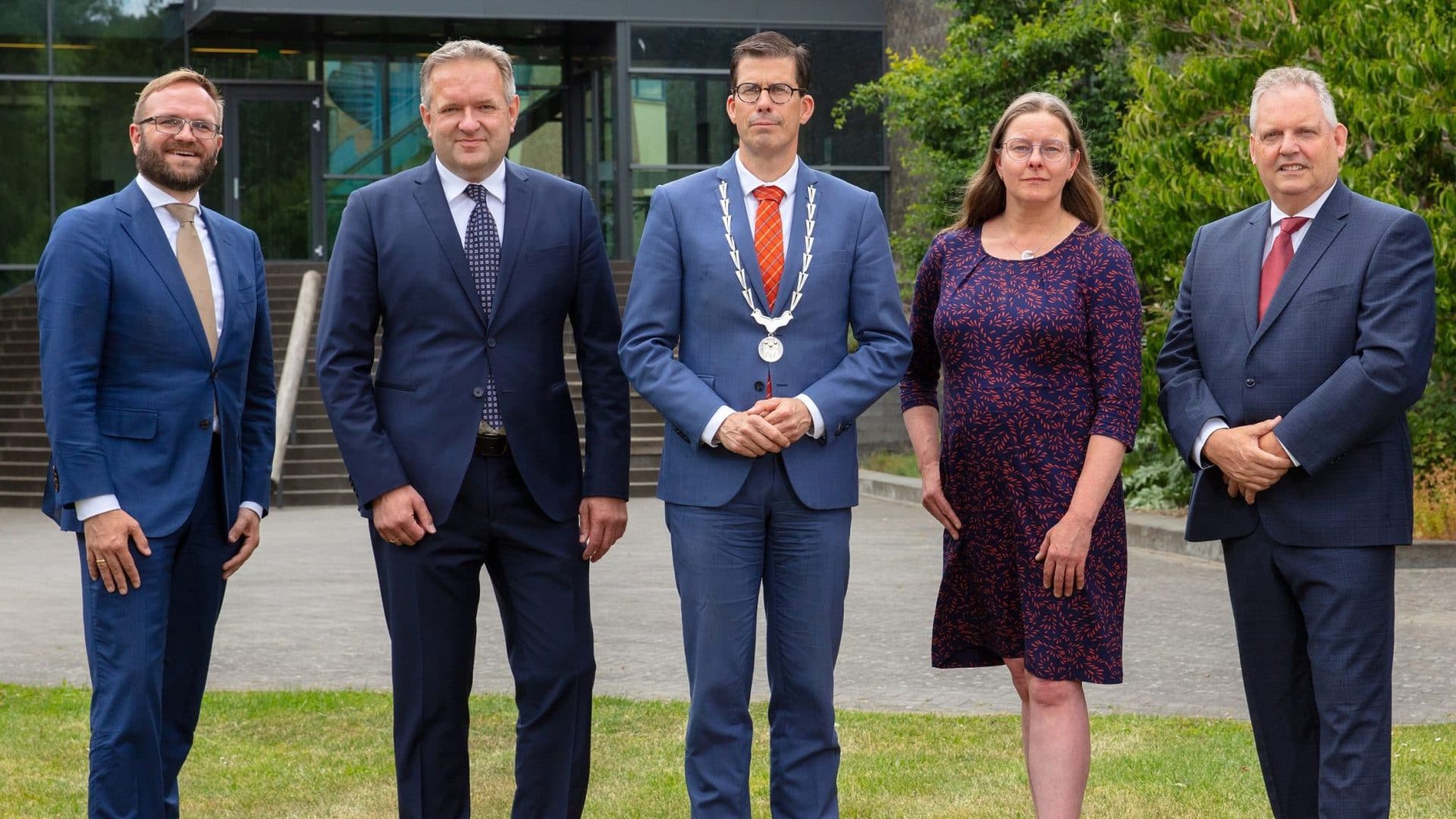 Wethouders Gerjan Teselink (links) Arjan van Gijssel (tweede van links) en Betsy Wormgoor (tweede van rechts) zijn herbenoemd.