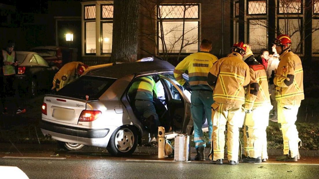 Auto uit de bocht in Enschede