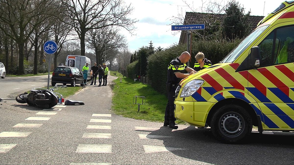 Scooterrijder gewond na aanrijding met auto in Schuinesloot