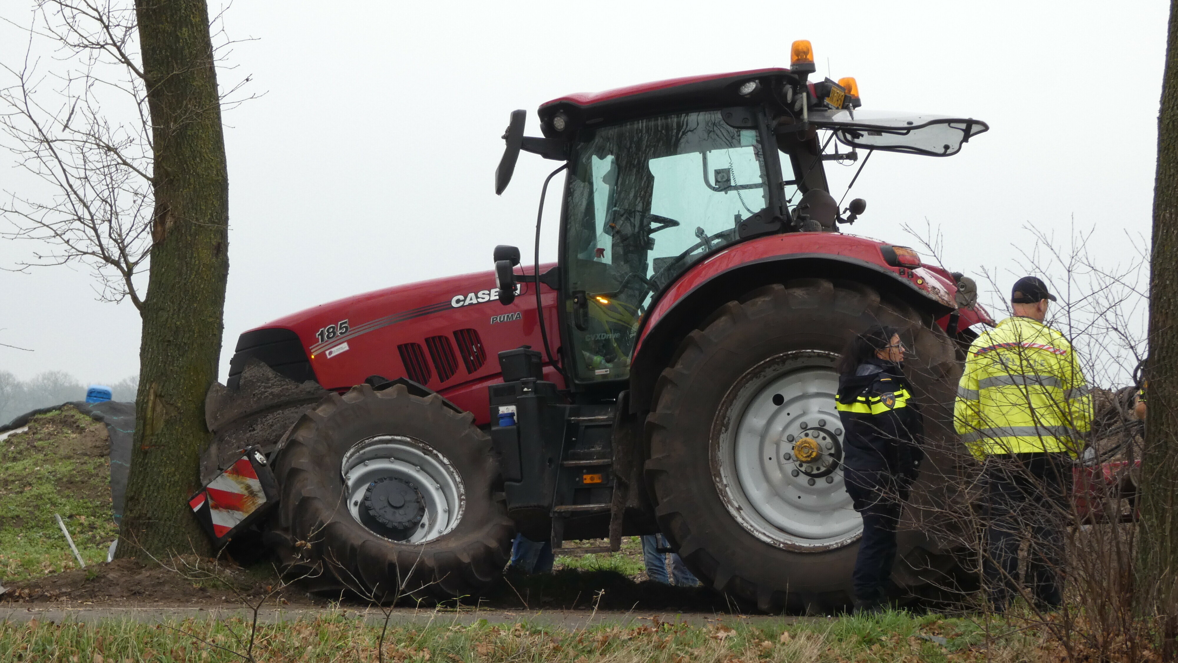 Trekkerrijder in Pesse ernstig gewond bij botsing tegen boom