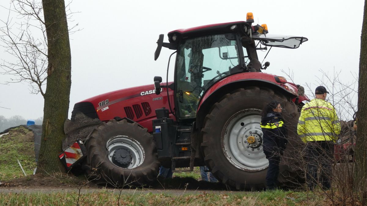 Trekkerrijder in Pesse ernstig gewond bij botsing tegen boom