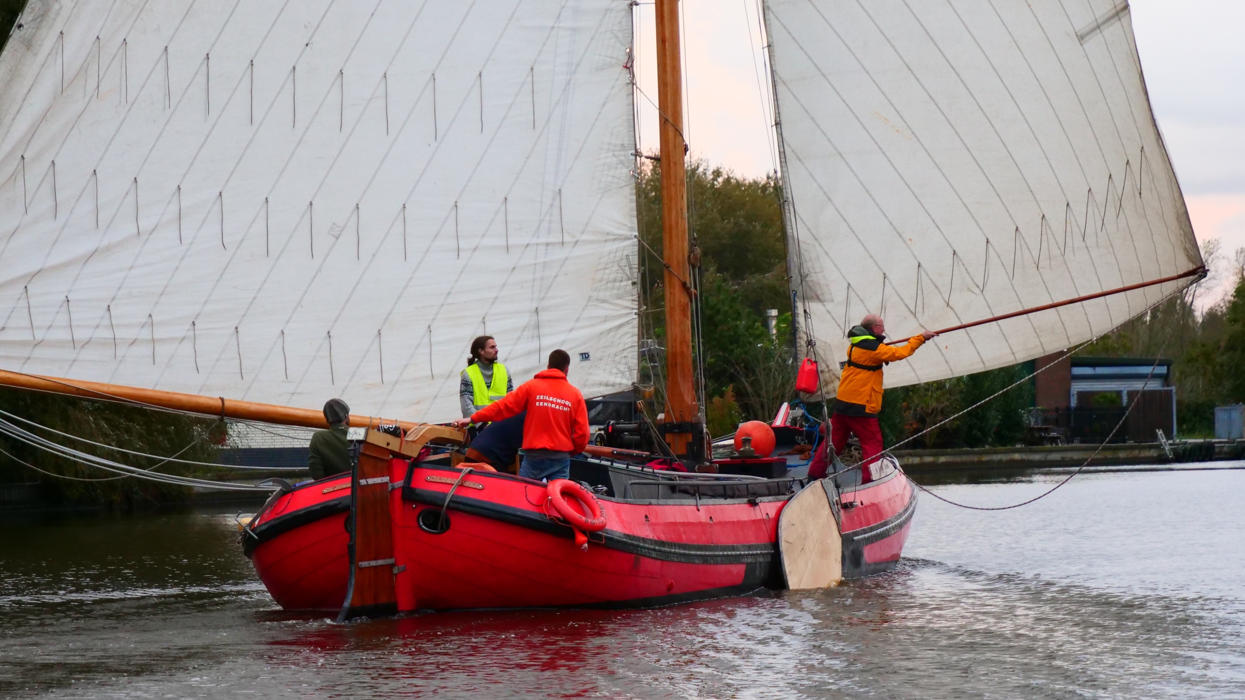 Een rood skûtsje: De Jonge Durk onderweg naar Haarlem tijdens de Strontrace van 2023