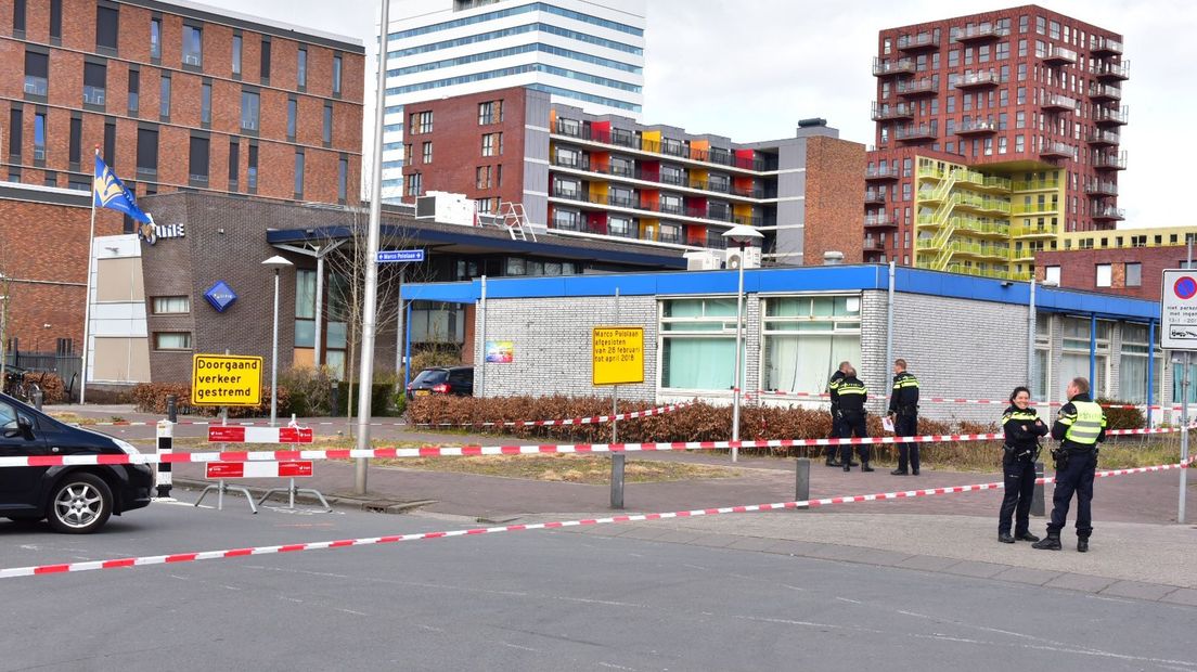 Het politiebureau op de Marco Pololaan in Kanaleneiland werd ontruimd nadat twee mannen een explosief hadden afgegeven.