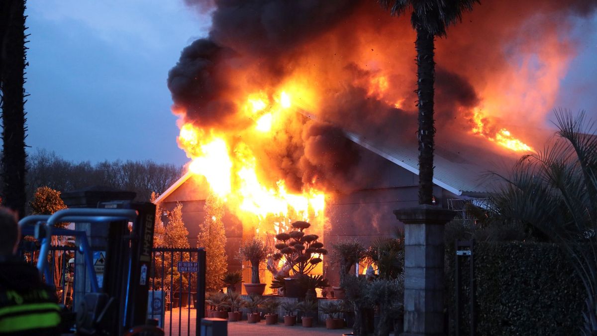 Zeer grote bedrijfsbrand in Giethmen onder controle, pand totaal verwoest