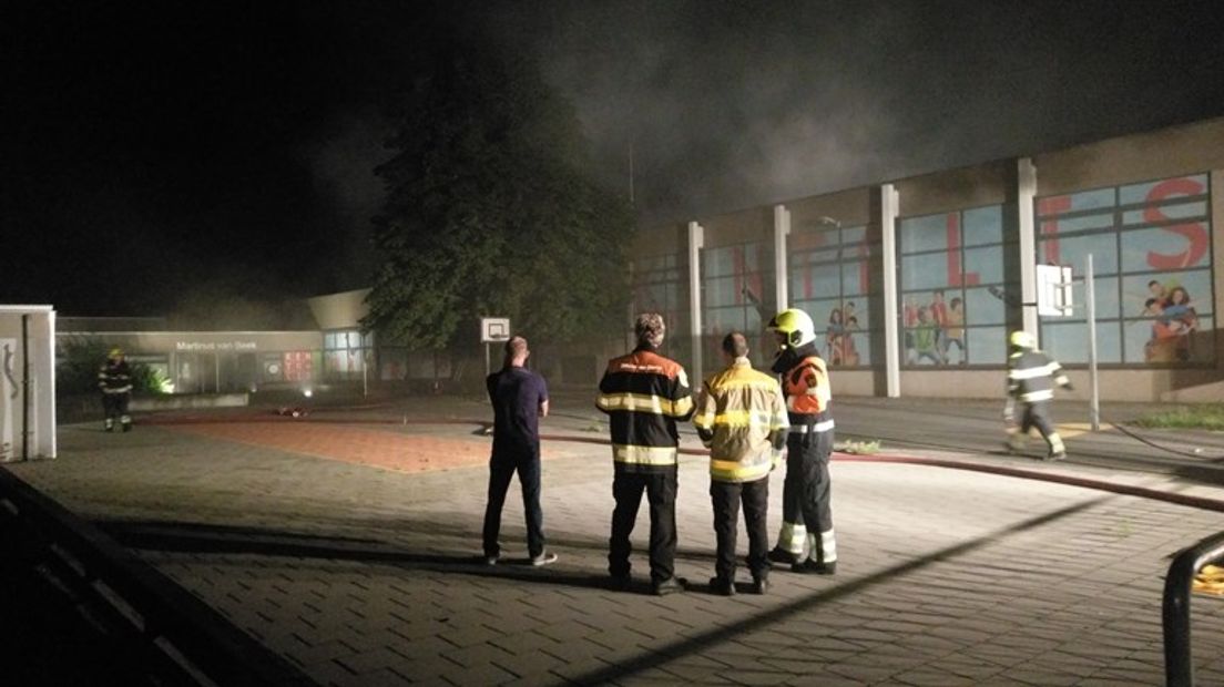 Leerlingen van de Martinus van Beekschool in Nijmegen beginnen deze dinsdag dan toch aan hun schooljaar. In een noodlokaal, want door brand is een deel van het gebouw onbruikbaar.