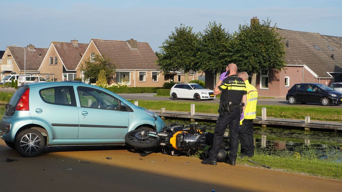 Auto en motor botsen bij Hoogersmilde