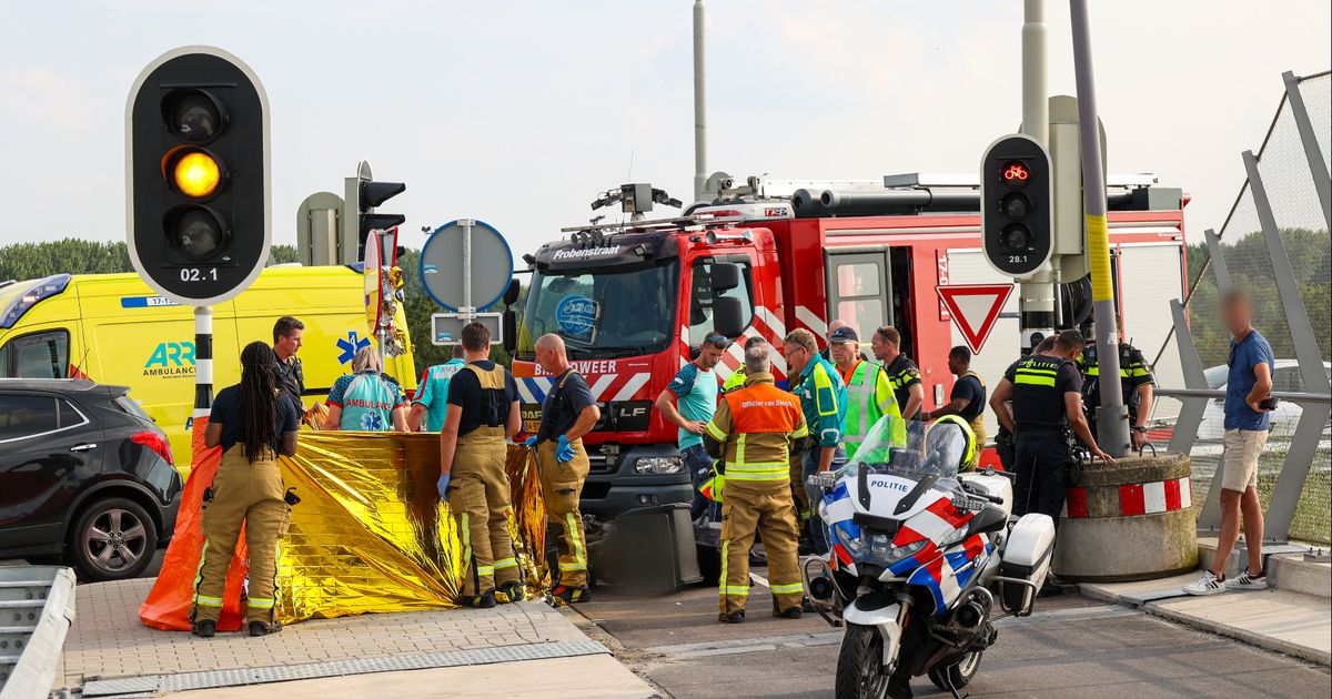 A meals supply man (16) on a scooter died after an accident with a automobile