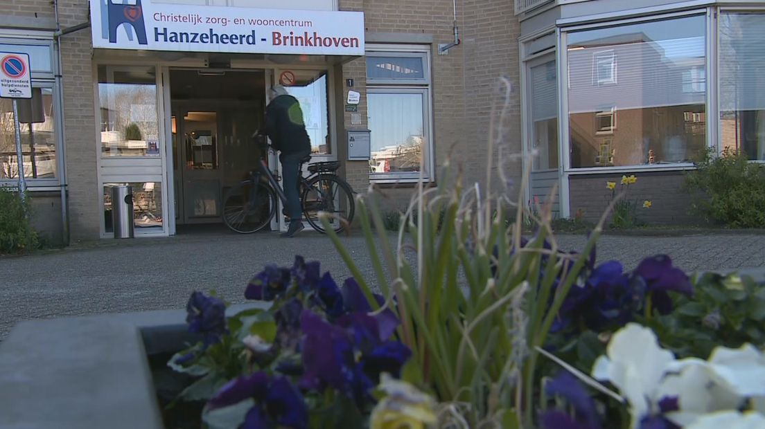 In Heerde zijn tot nu toe zeker 40 mensen positief getest op corona. Dertien mensen overleden in een verzorgingstehuis. De gemeente, die in totaal ongeveer 18.500 inwoners telt, is daarom dieprood gekleurd op het kaartje van het RIVM.