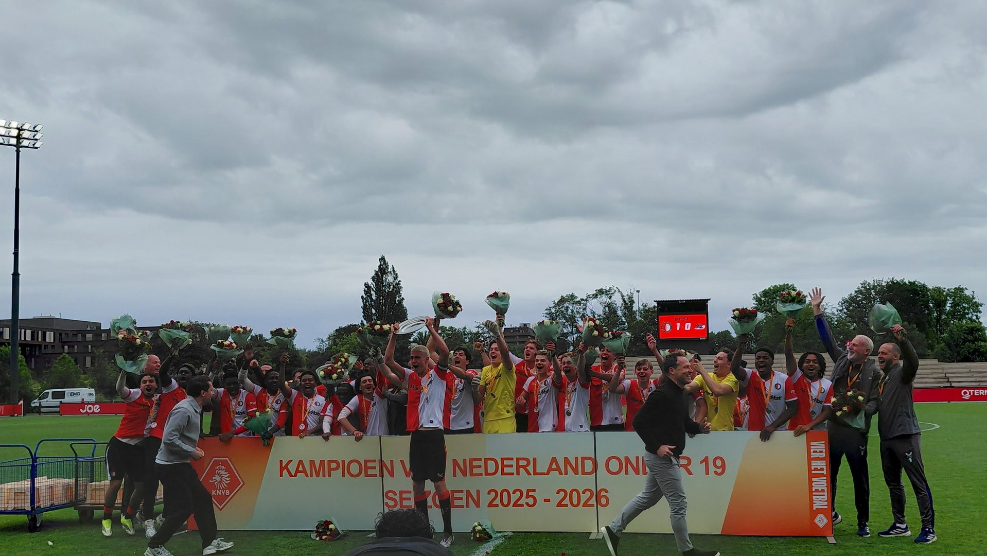 De Feyenoord Onder 19 viert het landskampioenschap met de schaal.
