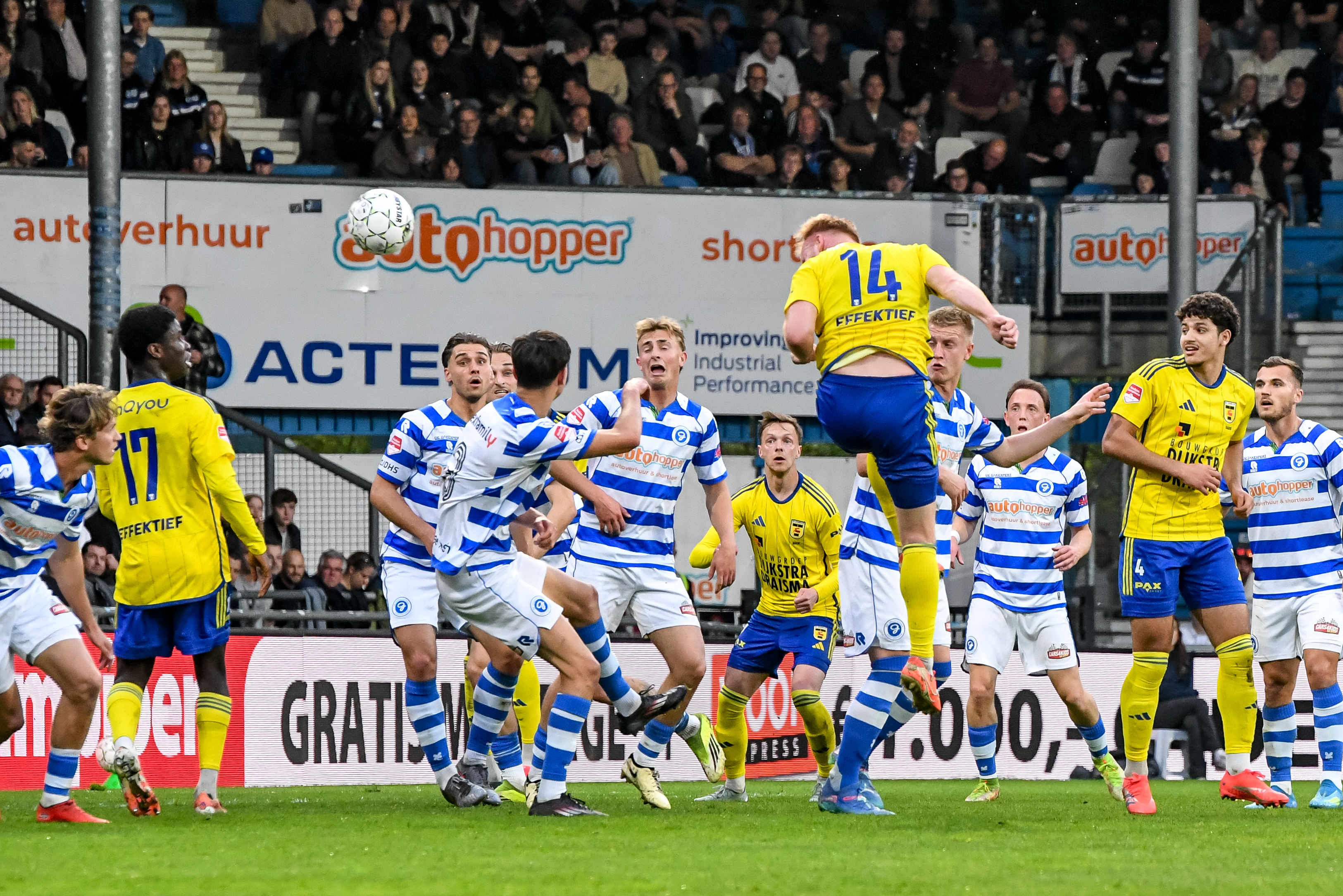 Jort van der Sande kopt de 0-1 binnen