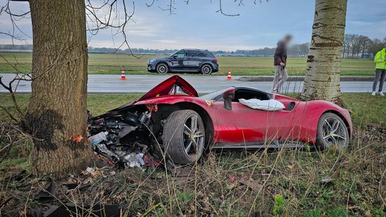 Ferrari in de kreukels na botsing, twee gewonden. Ferrari in de kreukels na botsing, twee gewonden.