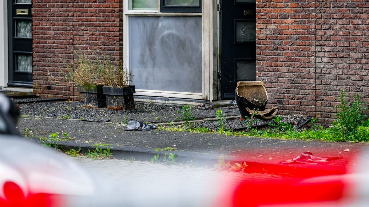 Brokstukken liggen tientallen meters verspreid na explosie bij woning in Hengelo