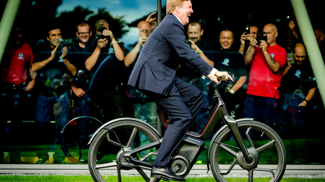 Koning Willem-Alexander heeft vanmiddag een rondje gefietst op een van de nieuwste elektrische fietsen van Gazelle. Even daarvoor opende hij met een druk op de knop de nieuwe fabriek van de fietsproducent in Dieren.