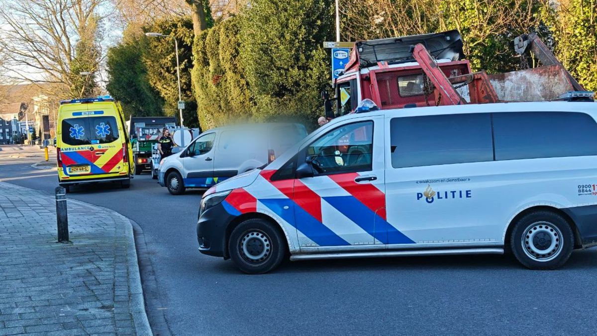Fietser naar ziekenhuis door aanrijding met bestelbus