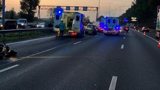 Motorrijder overlijdt aan verwondingen na aanrijding op snelweg. Motorrijder overlijdt aan verwondingen na aanrijding op snelweg.