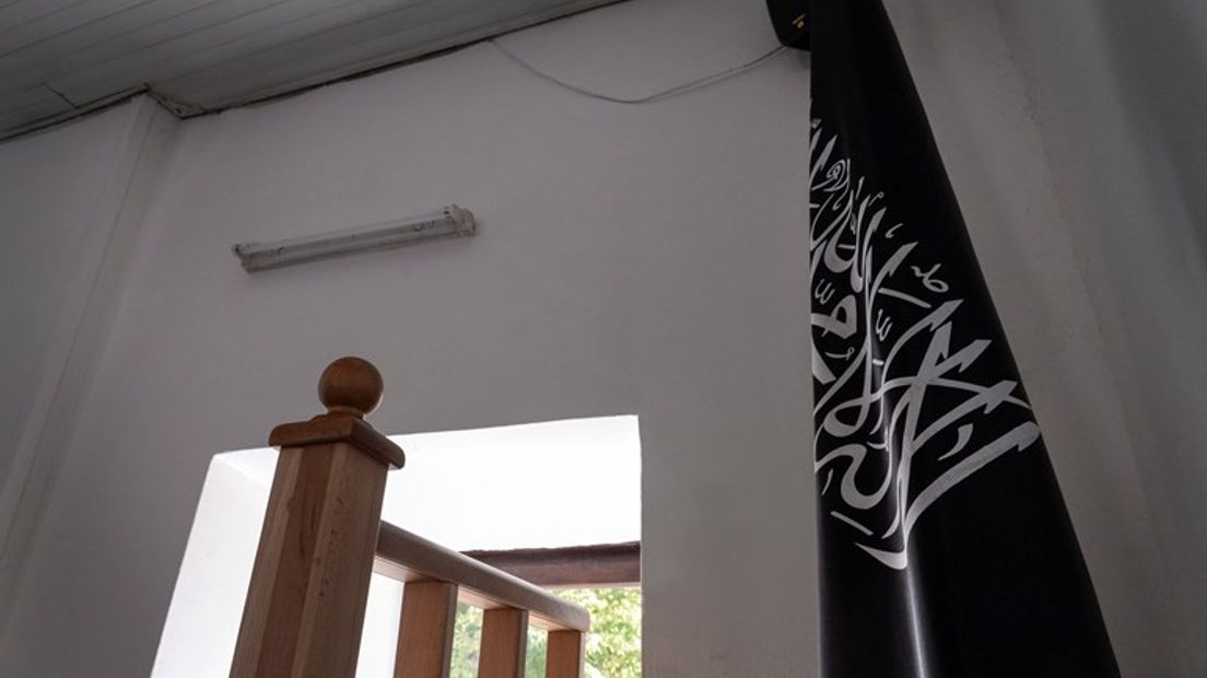 De IS-vlag in een moskee