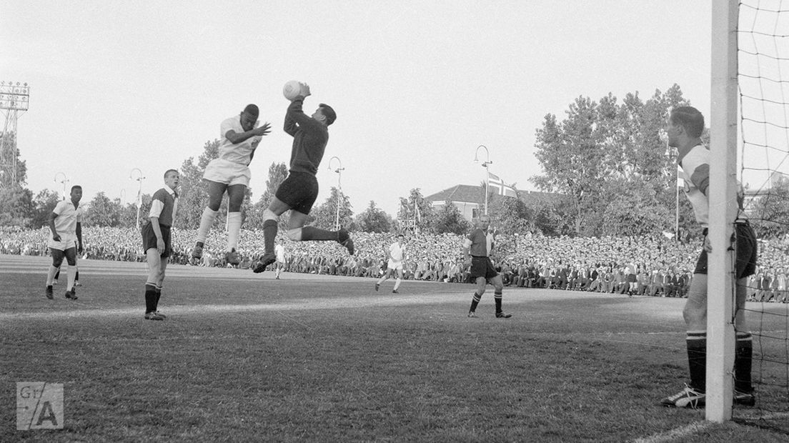 Pieters Graafland pakt een bal uit de lucht, Pelé (l) kijkt toe