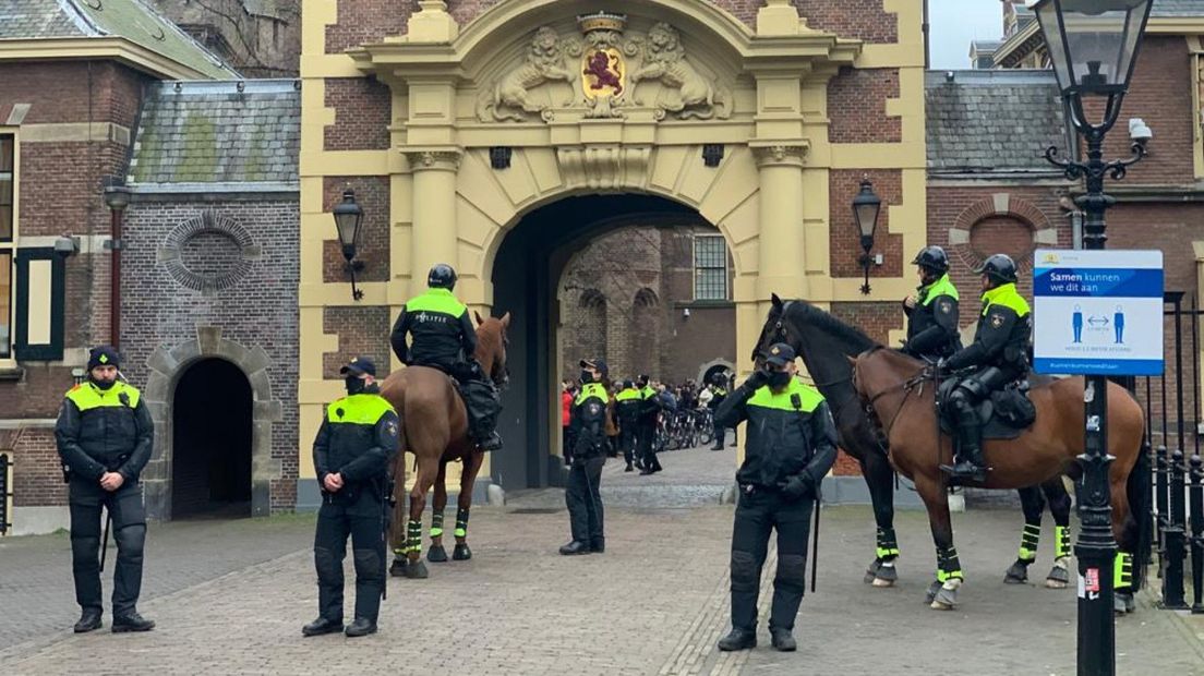 De politie heeft het Binnenhof afgesloten