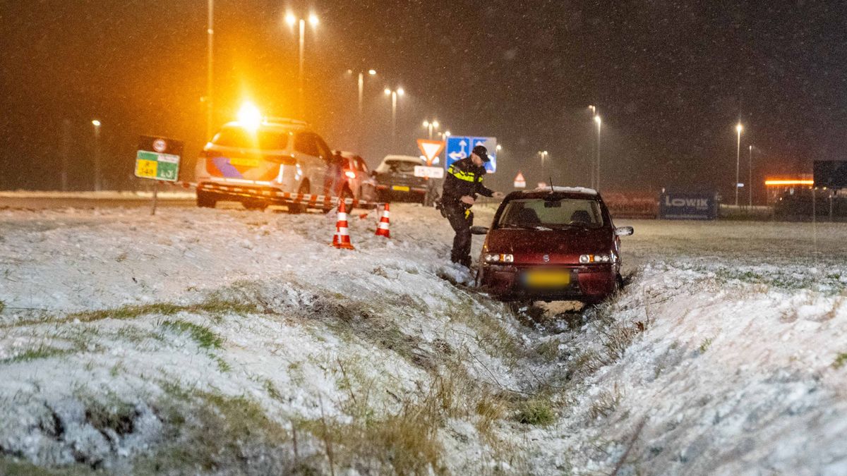 Auto belandt in greppel in Wesepe