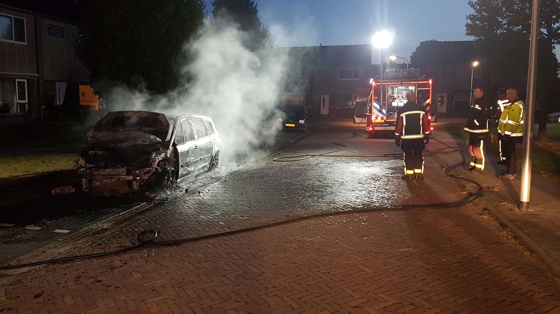 De auto in Hoogeveen brandde volledig uit (Rechten: Persbureau Meter)