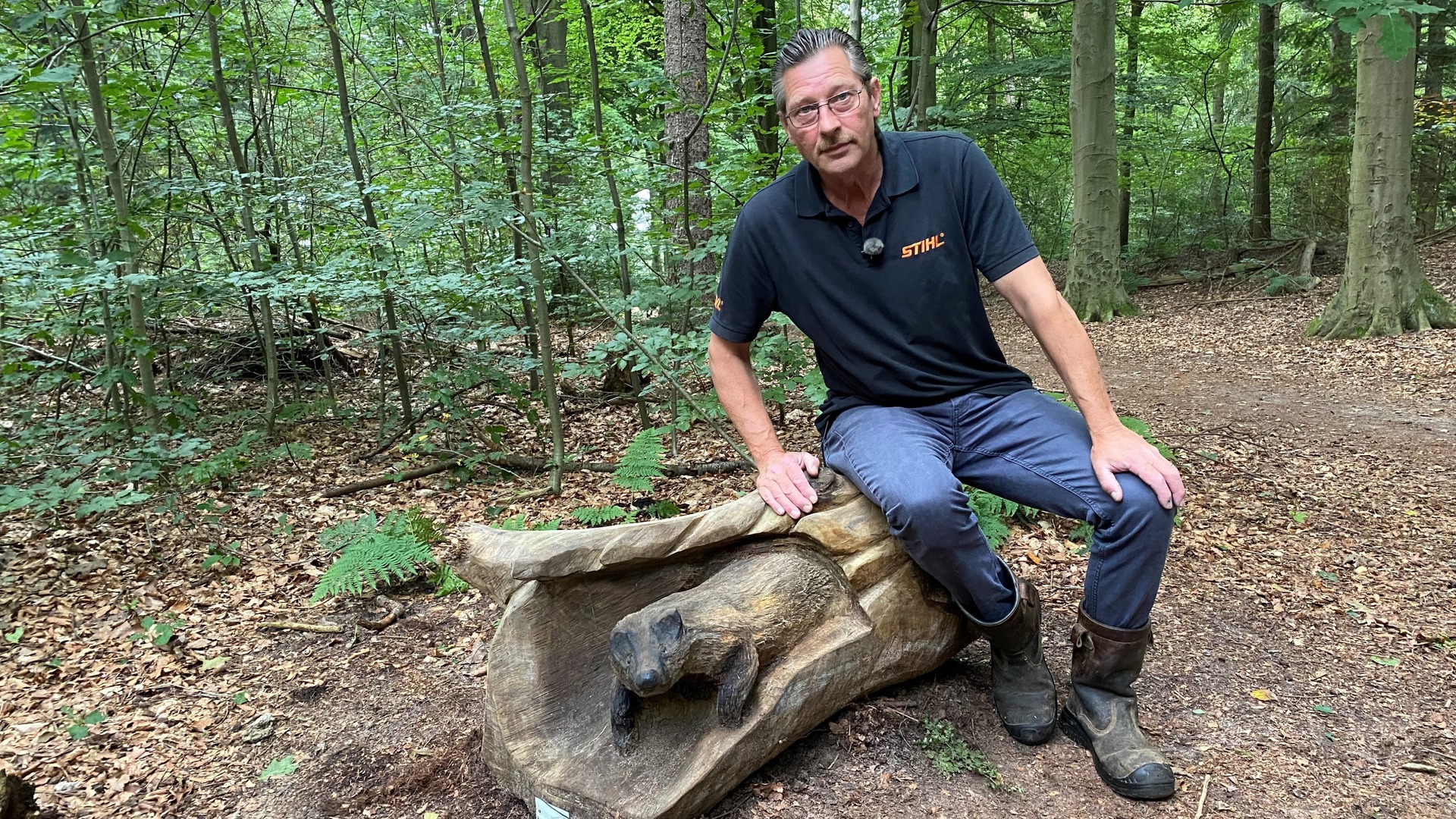 Houtkeunster Jan Stoelwinder op in houten byld