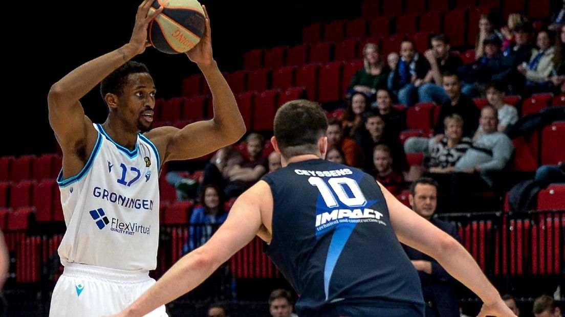 Peter Olisemeka tijdens zijn debuut voor Donar