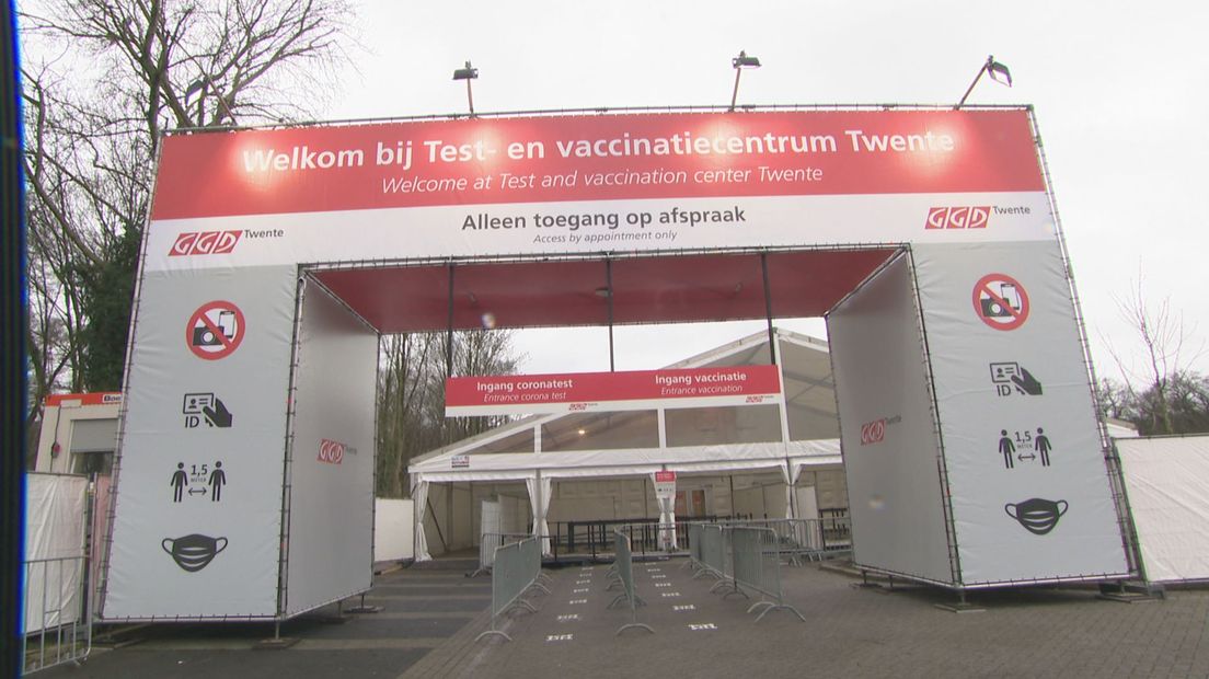 De ingang van de vaccinatielocatie in Enschede