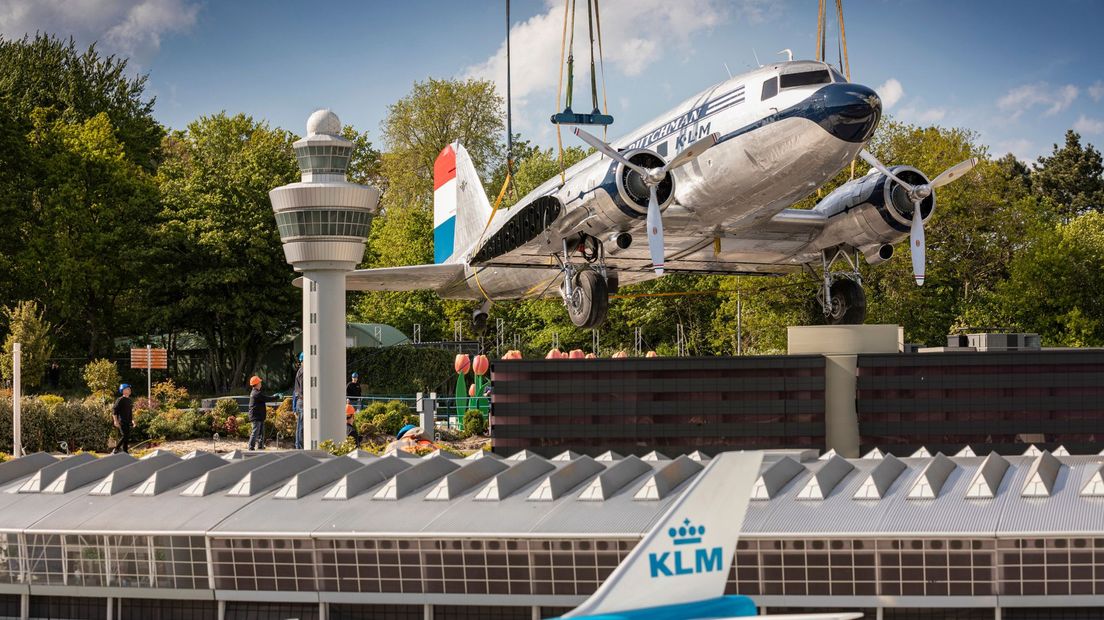 Het levensgrote vliegtuig komt toepasselijk naast de Madurodam-versie van Schiphol te staan.