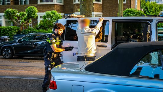 Aanhouding na botsing tussen twee auto’s | Flinke politie inzet na burenruzie, één aanhouding. Aanhouding na botsing tussen twee auto’s | Flinke politie inzet na burenruzie, één aanhouding.