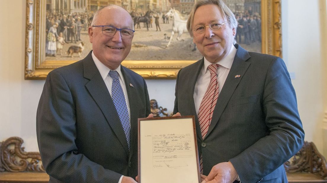 Burgemeester Den Oudsten overhandigt Pete Hoekstra zijn geboorteakte