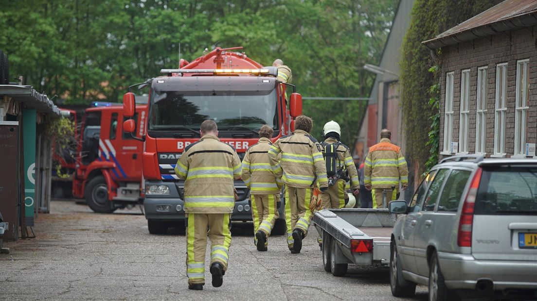 Brand bij autobedrijf in Wesepe