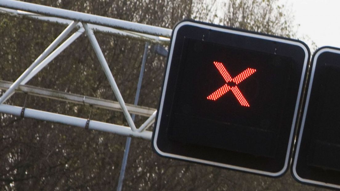 Rood kruis boven een snelweg