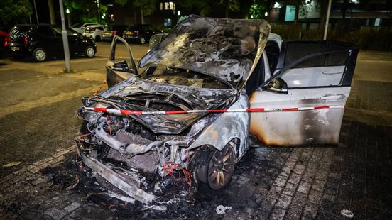 Twee auto's total loss door branden