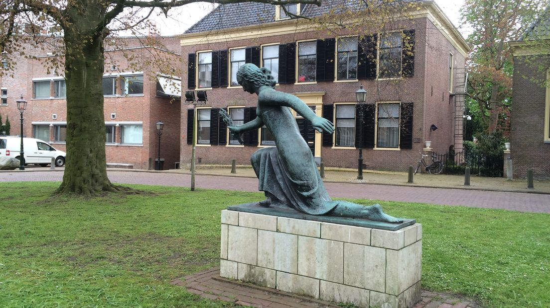 Het provinciaal oorlogsmonument aan de Brink: vrouw met palmtak