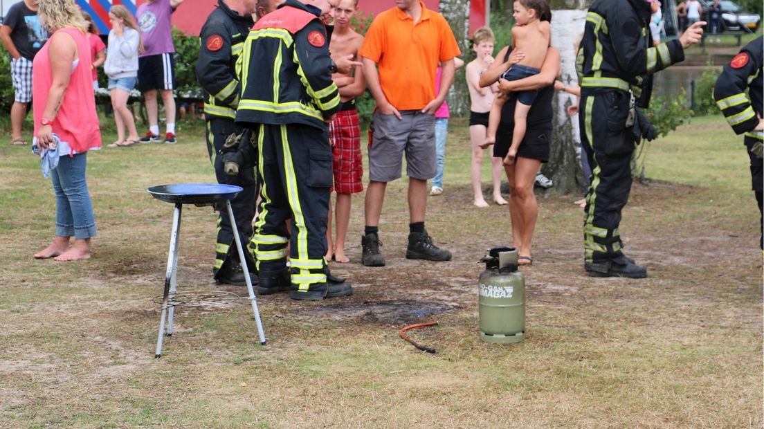 Brand in gasfles bij aansteken barbecue op camping Reutum