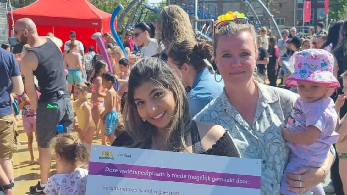 Nisha Soekhai (speeltuinbeheerder) en een van de betrokken moeders bij het project | Foto via gemeente Den Haag
