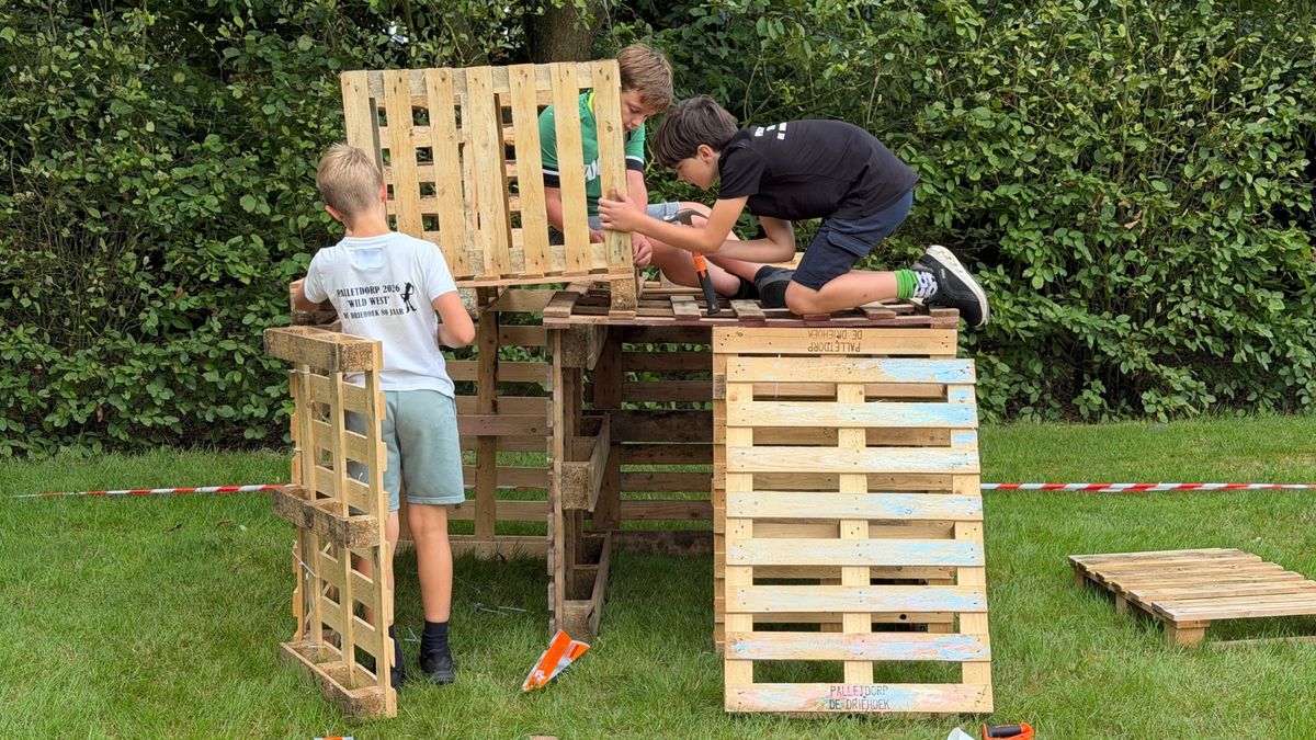 Pallets, hamers en spijkers: Vriescheloo bouwt eigen Wild West-dorp