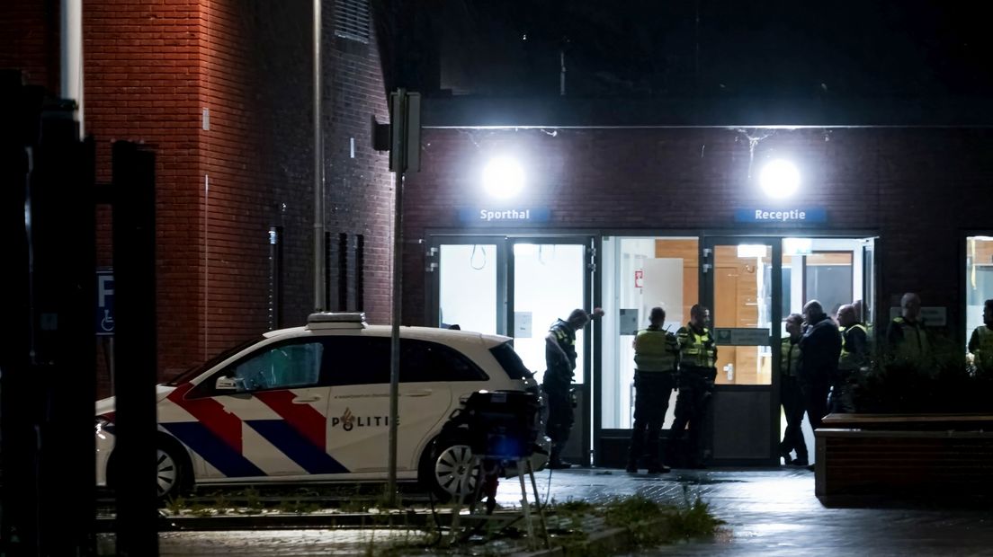 De politie bij het azc in Ter Apel na de steekpartij