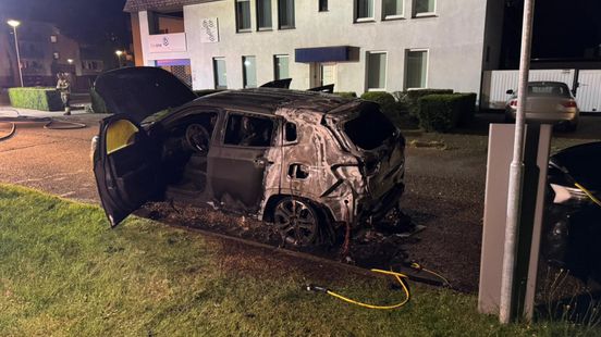 Twee auto's beschadigd na autobrand met laadpaal Nieuws