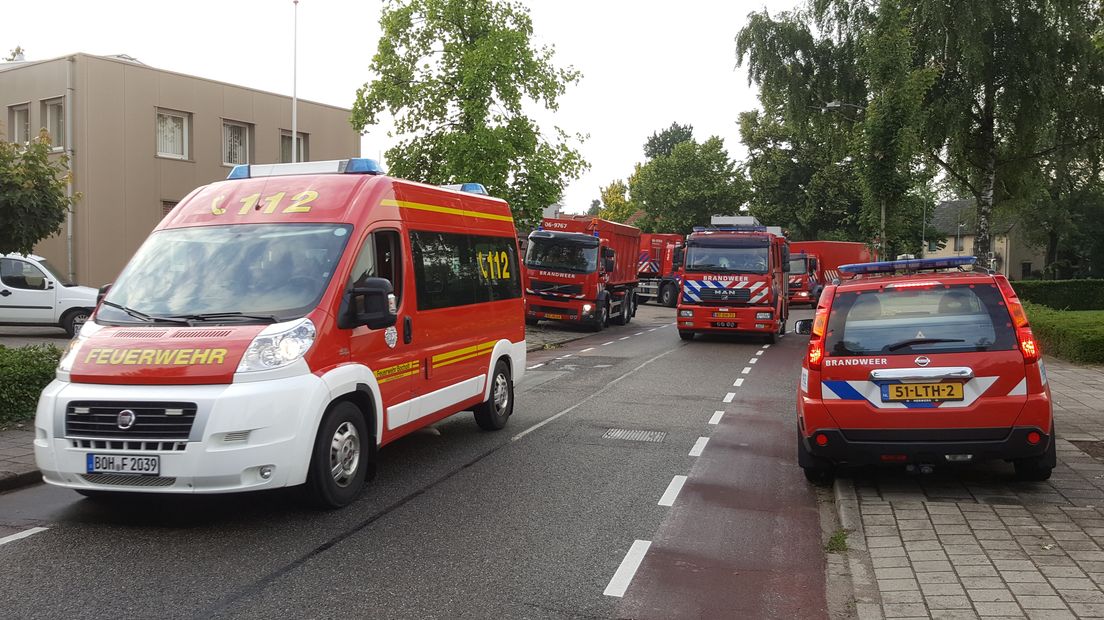 De brandweerkorpsen uit Doetinchem en Eibergen zijn sinds zaterdagavond net over de grens in Duitsland aan het pompen om te voorkomen dat boerderijen langs de Aa-strang in Breels bij Anholt onder water lopen. De toegangswegen naar de boerderijen staan al onder water.
