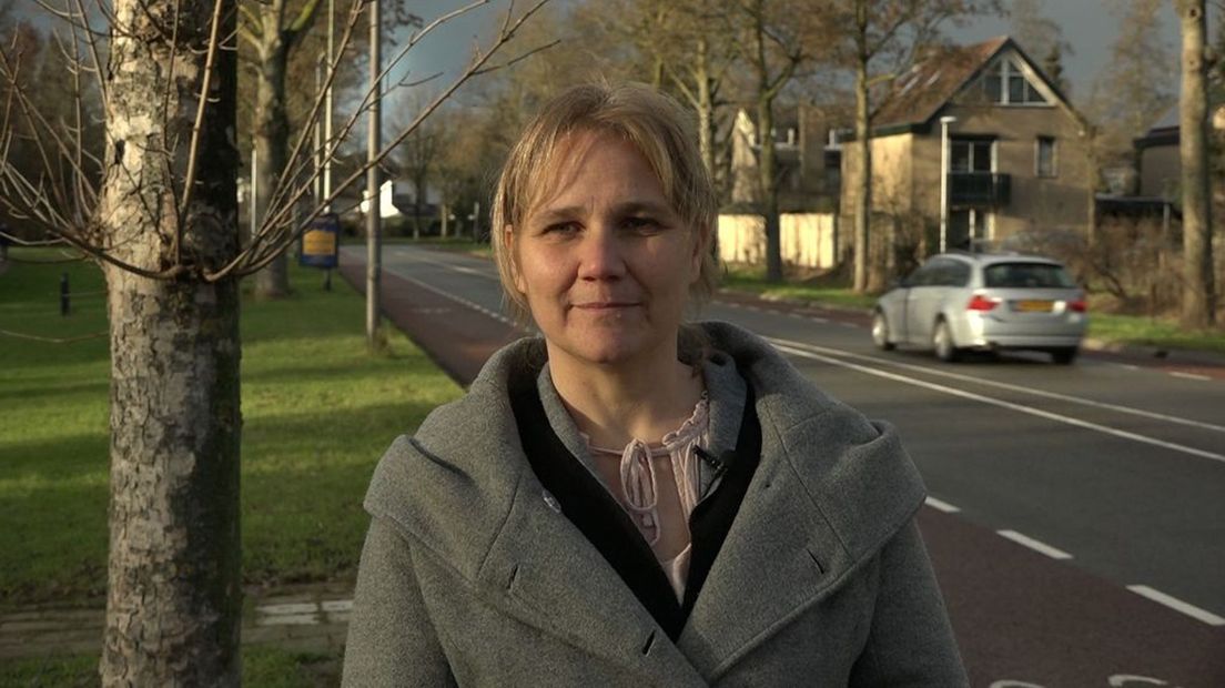 Wethouder Annelies de Jonge bij de Harenbergweg.