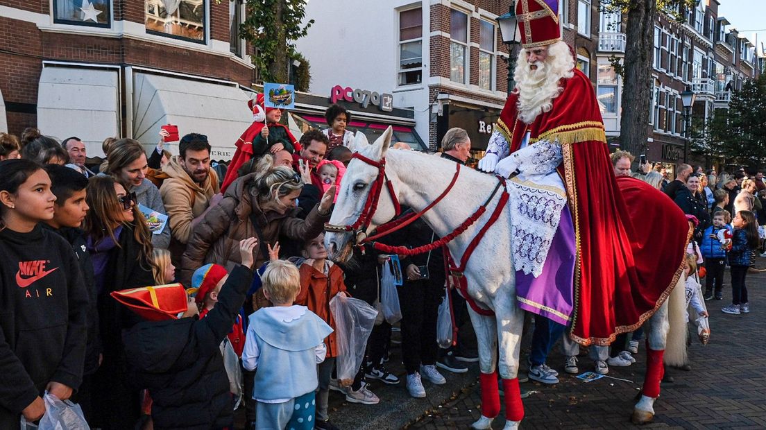 De rijtoer trekt door de Frederik Hendriklaan