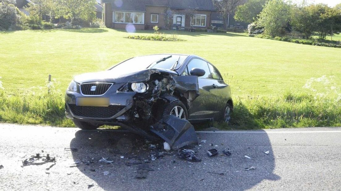 Twee auto's botsen bij Enschede