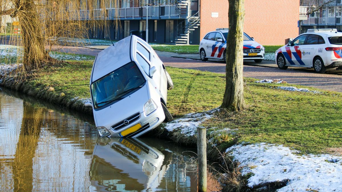 Auto net niet in het water bij Sneek, bestuurder vlucht | Brand in loods Tjerkwerd geblust