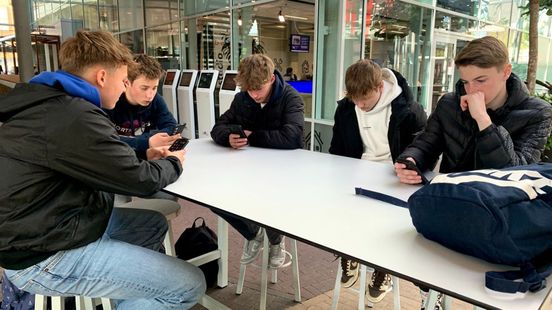 Telefoon straks ook weg in de pauze: Overijsselse scholen blij met duidelijkheid Nieuws